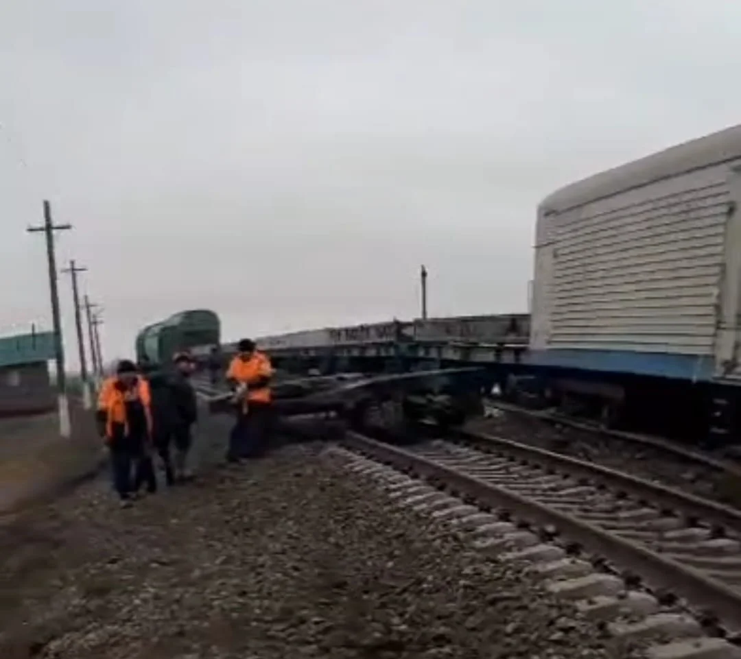 Несколько вагонов грузового поезда сошли с рельсов в Актюбинской области
