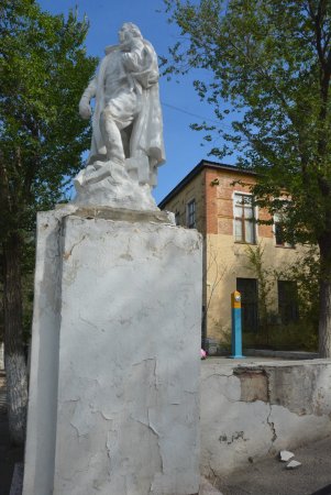 Памятник воину-освободителю разрушается в Актобе