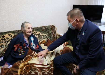 В День пожилых в Актобе поздравили ветеранов ВОВ