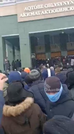 Почему глава Актюбинской области не вышел к митингующим