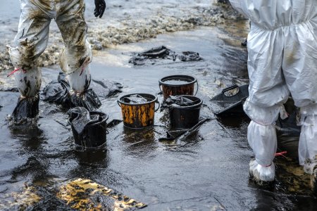 В Темирском районе вновь разлилась нефть