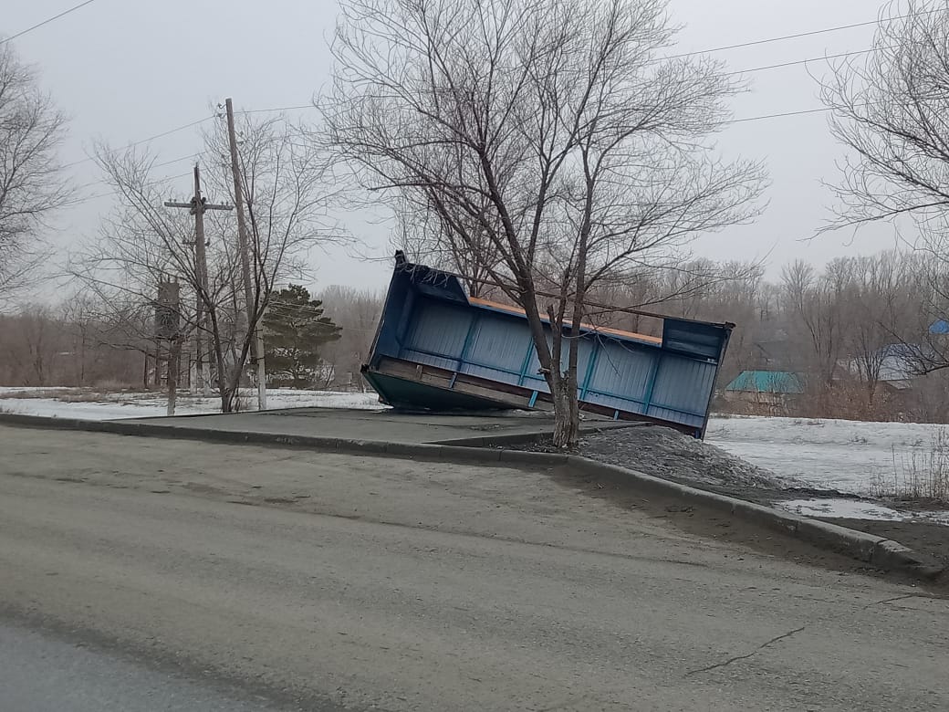 Шквальный ветер снёс крыши и повалил автобусную остановку