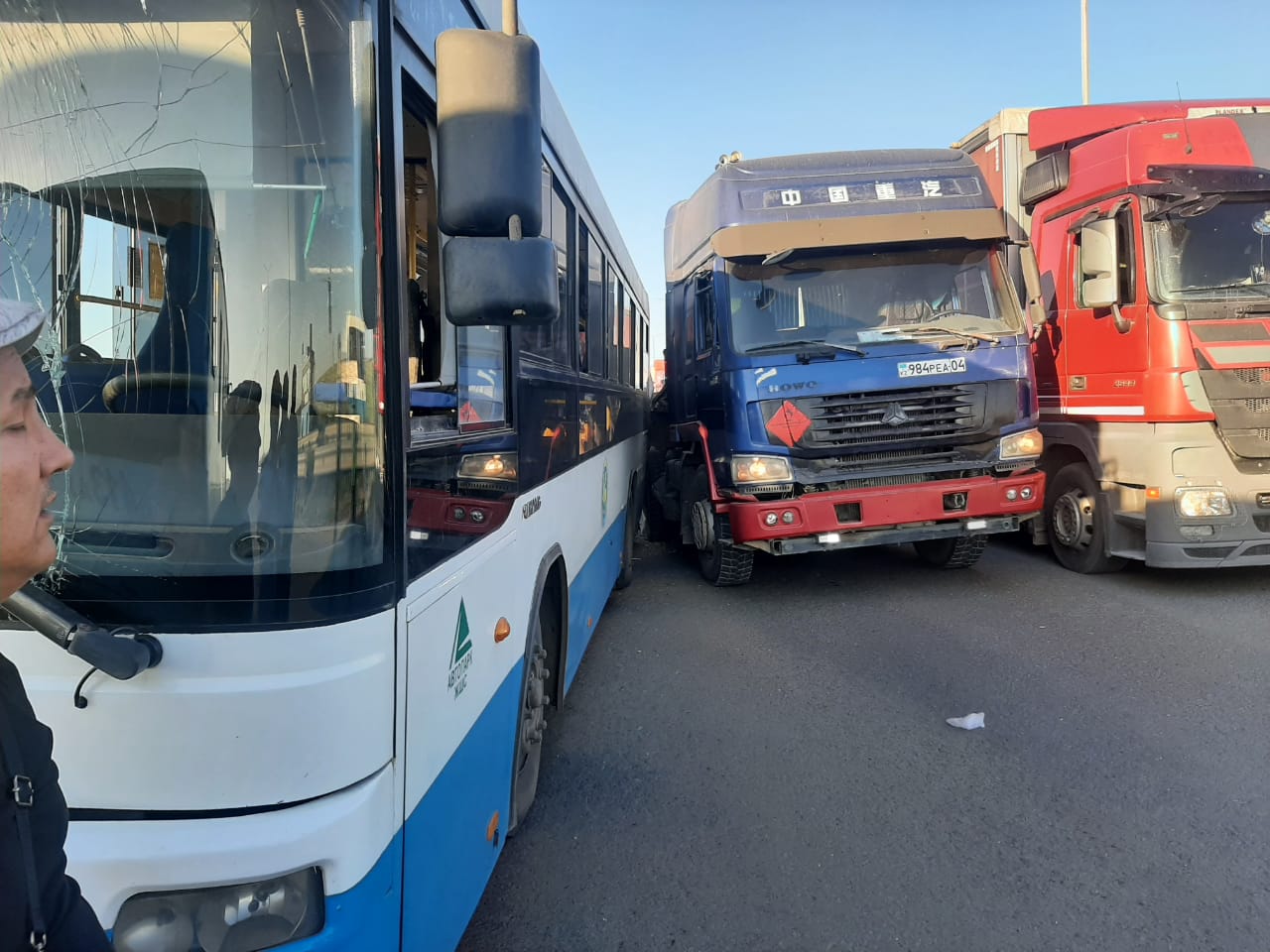 Грузовик столкнулся с двумя автобусами в Актобе