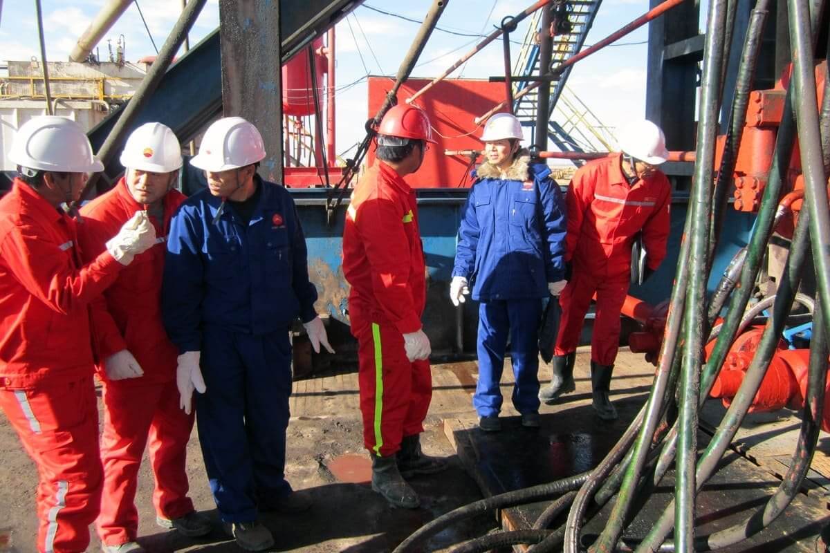 Нефтяники в Актюбинской области потребовали поднять им зарплату на 100%