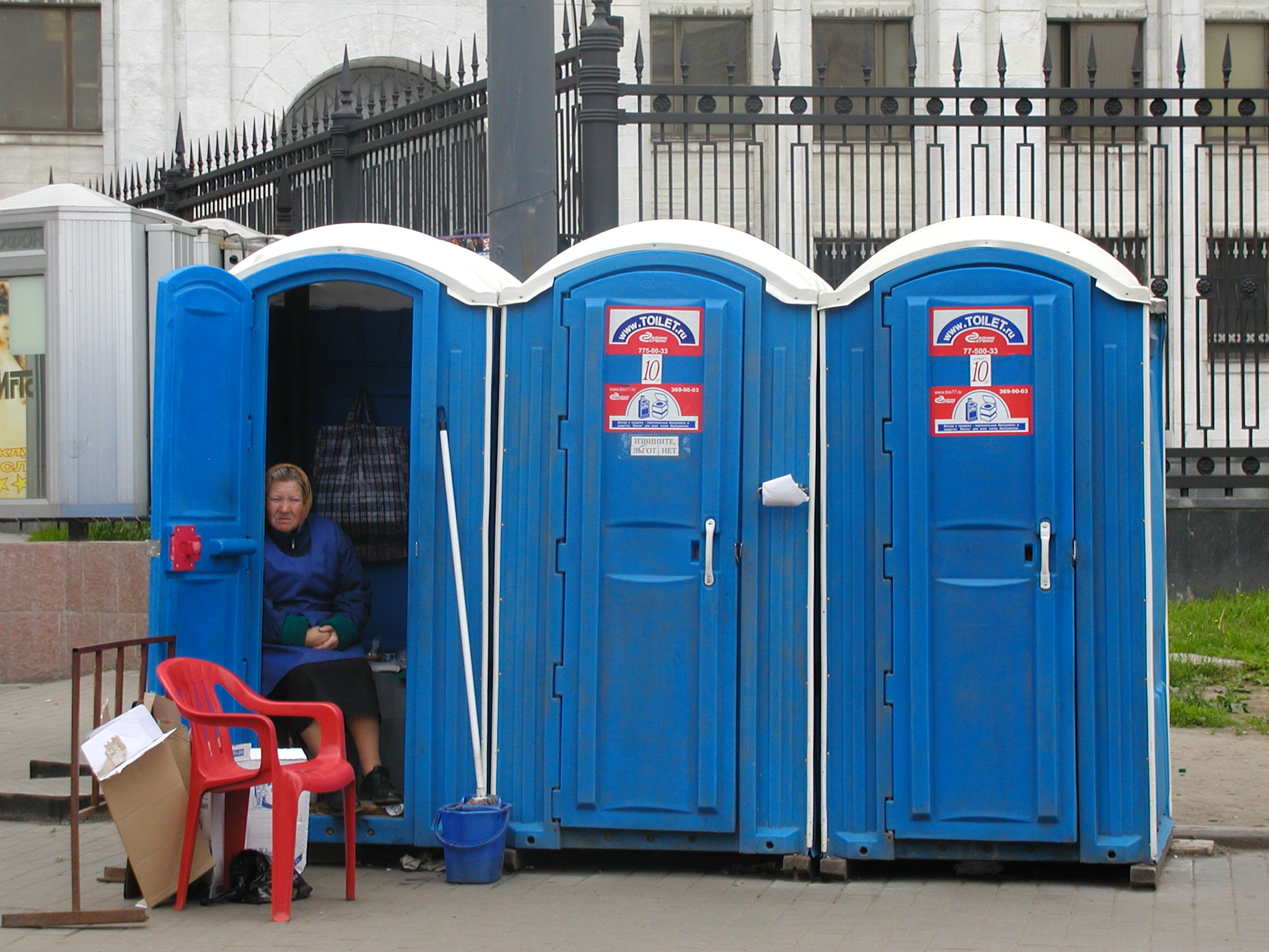 Город зловонных кустов: почему в Актобе нет уличных туалетов