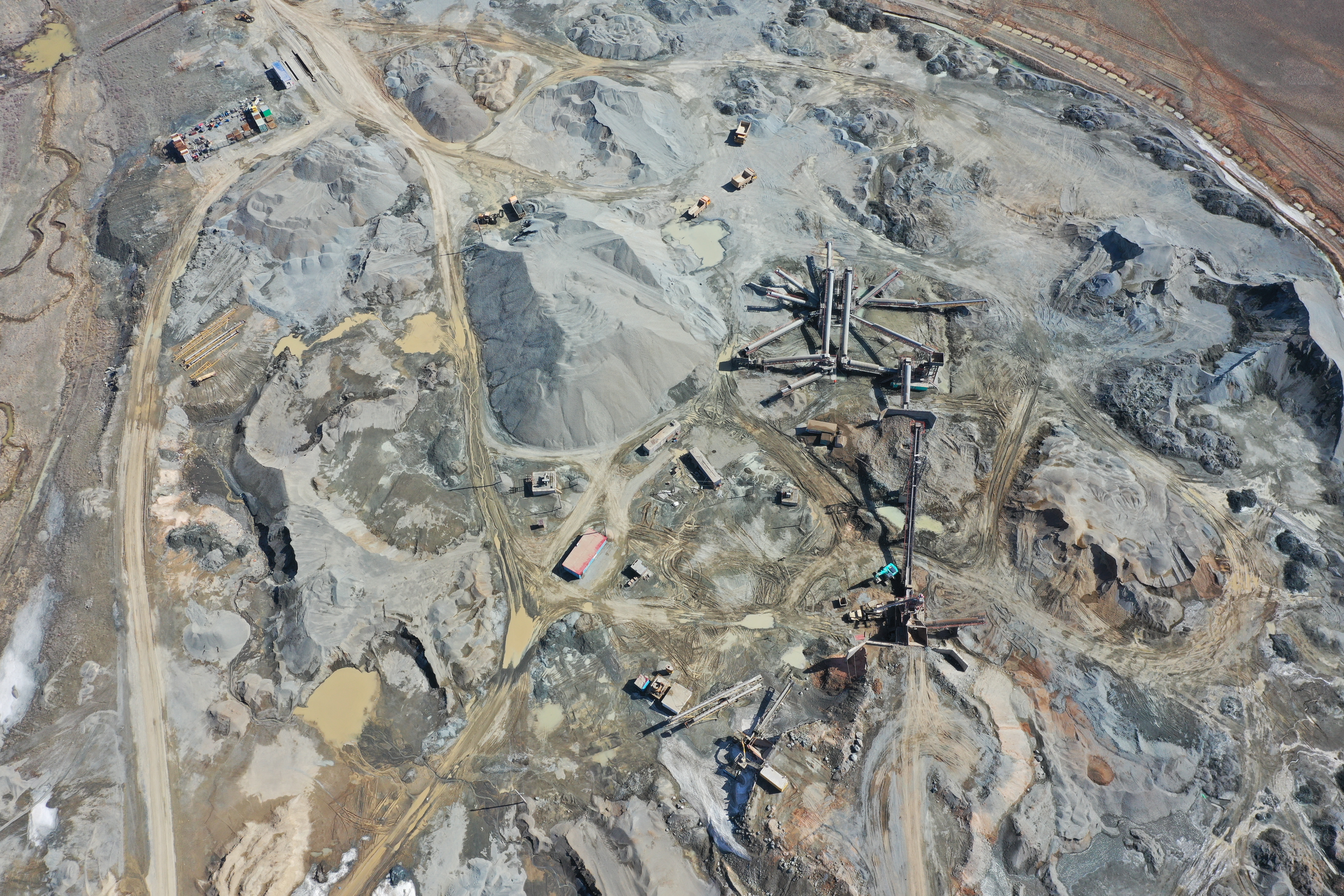 Чиновники признают опасность добычи щебня в горах Мугалжарах