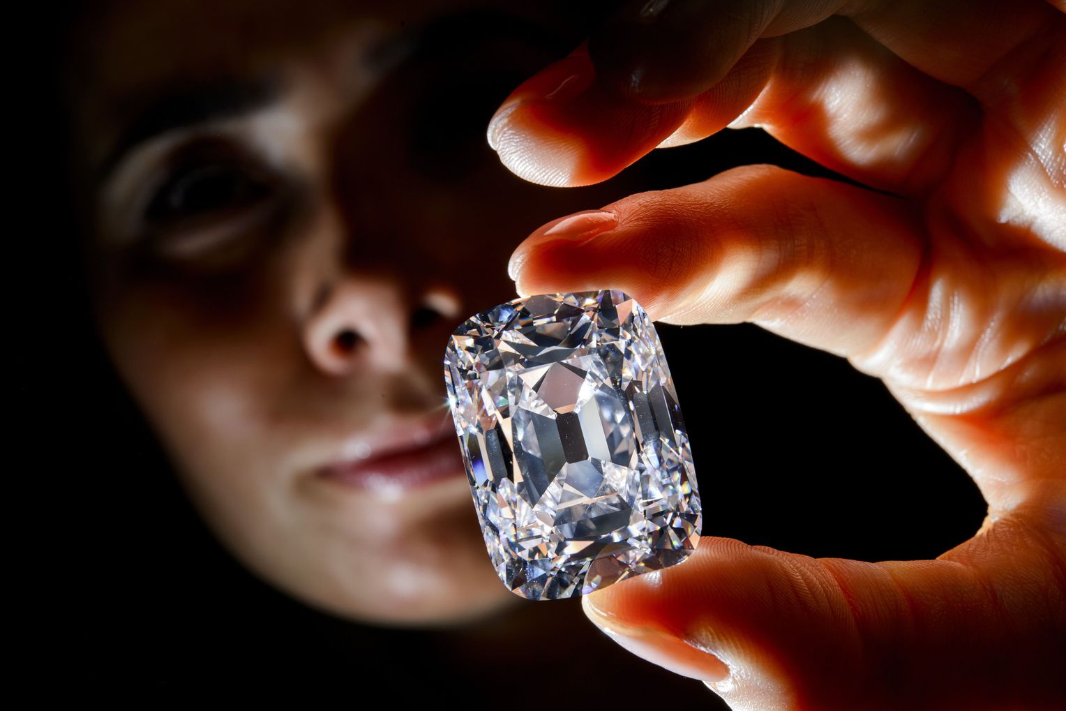 В Актобе санитарка украла бриллианты