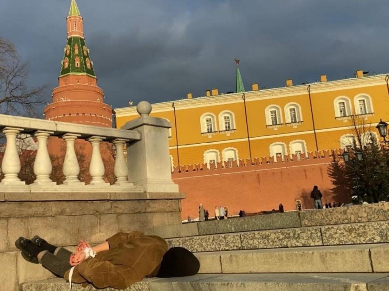 Лежал на площади. Весна в Москве. Места в Москве. Мост у храма Христа Спасителя. Дома в Кремле.