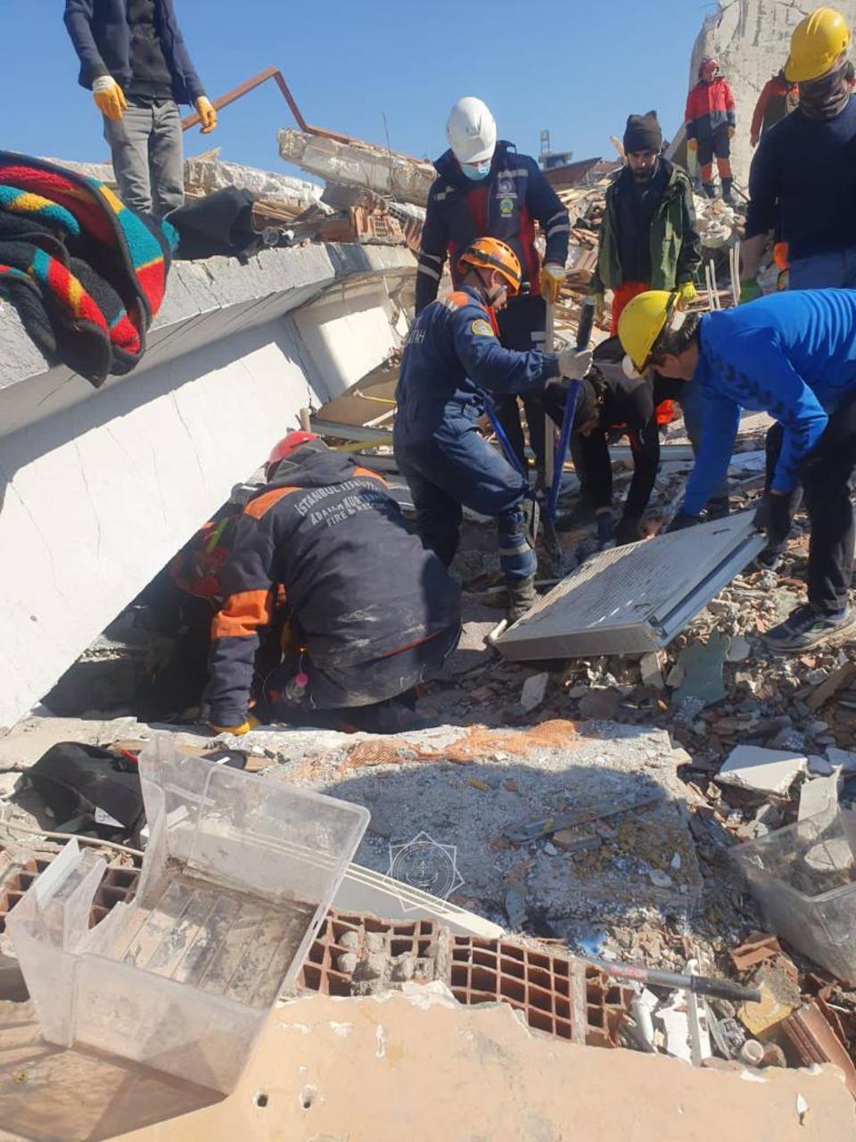 Тела двух казахстанцев обнаружены под завалами в Турции