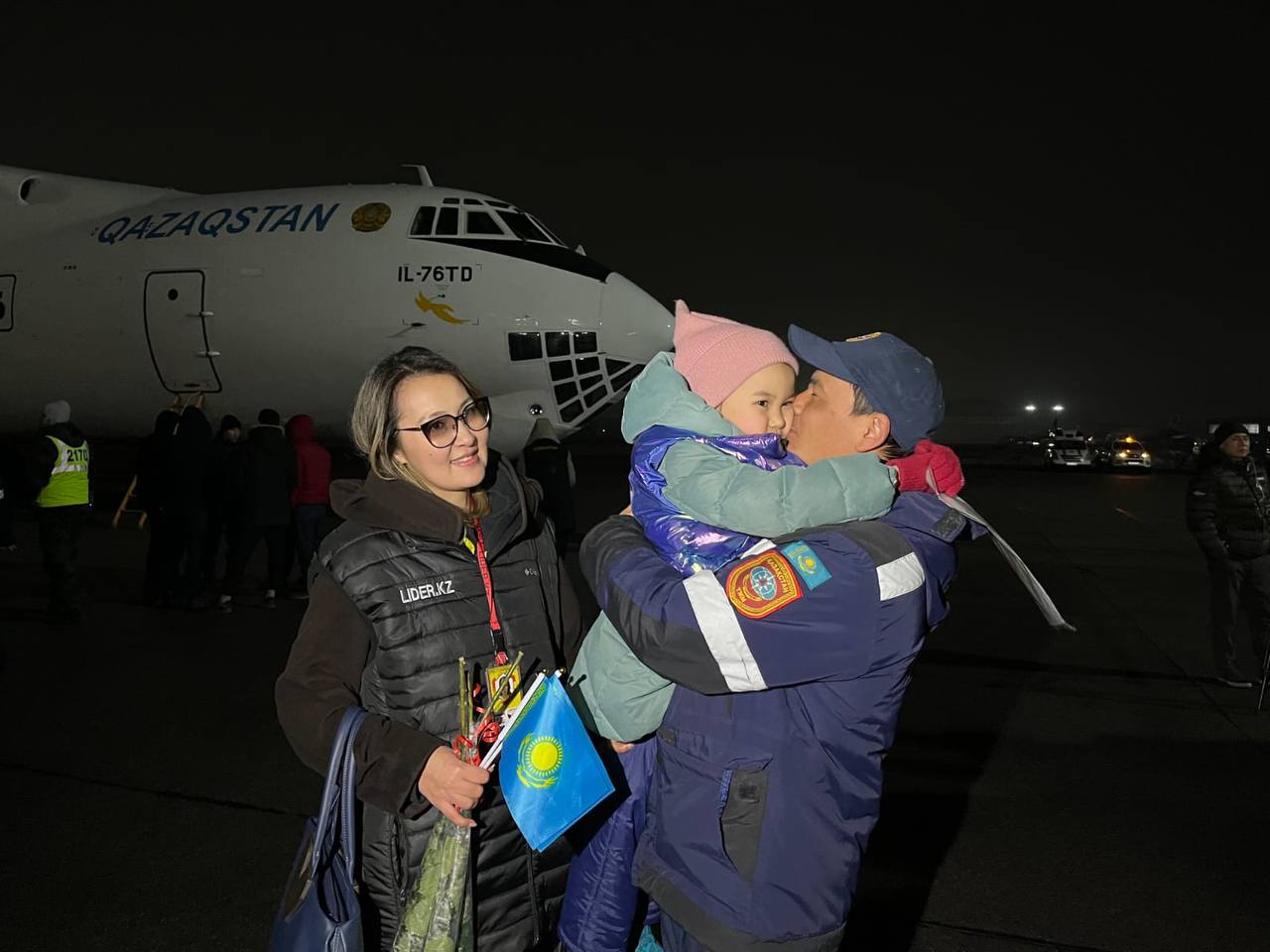 Работавшие в Турции спасатели вернулись в Казахстан