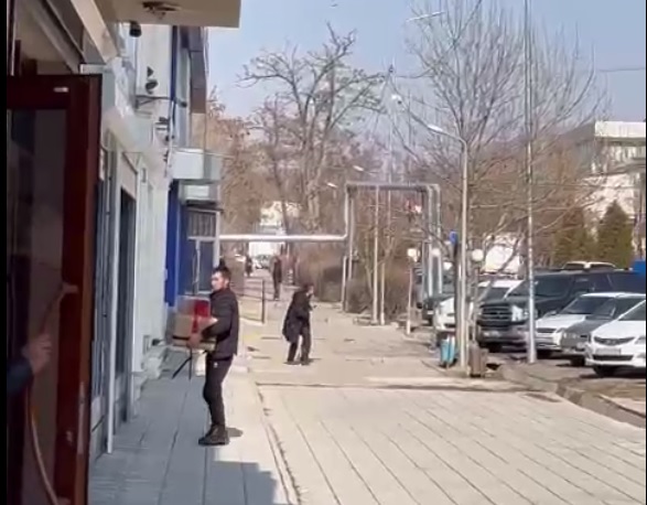 ЧП в Шымкенте: мужчина с оружием отстреливается от полицейских