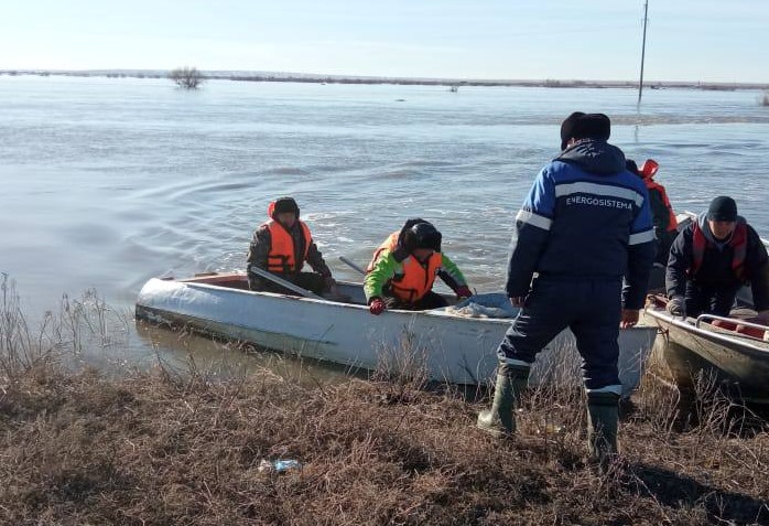 На лодках доставляют продукты в отрезанные водой поселки Актюбинской области