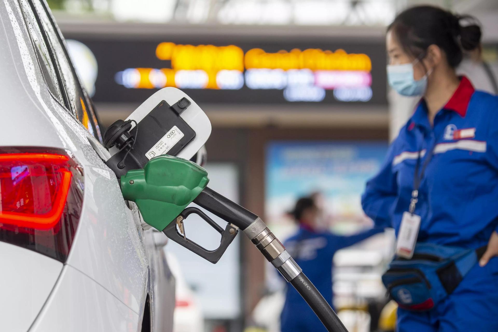 Цены на бензин и дизтопливо в Казахстане будут повышены 12 апреля
