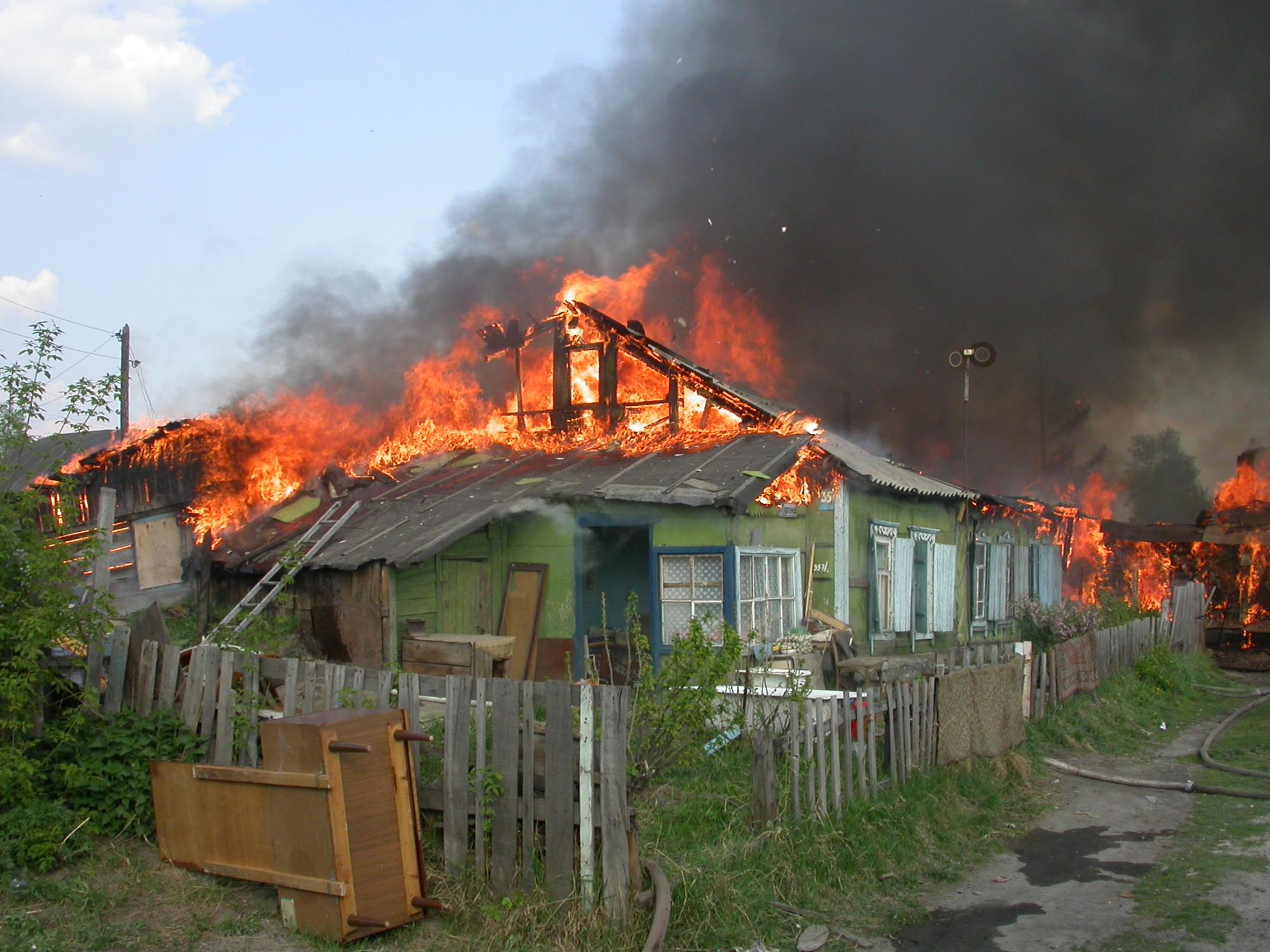 Сгорели 10 дачных домиков