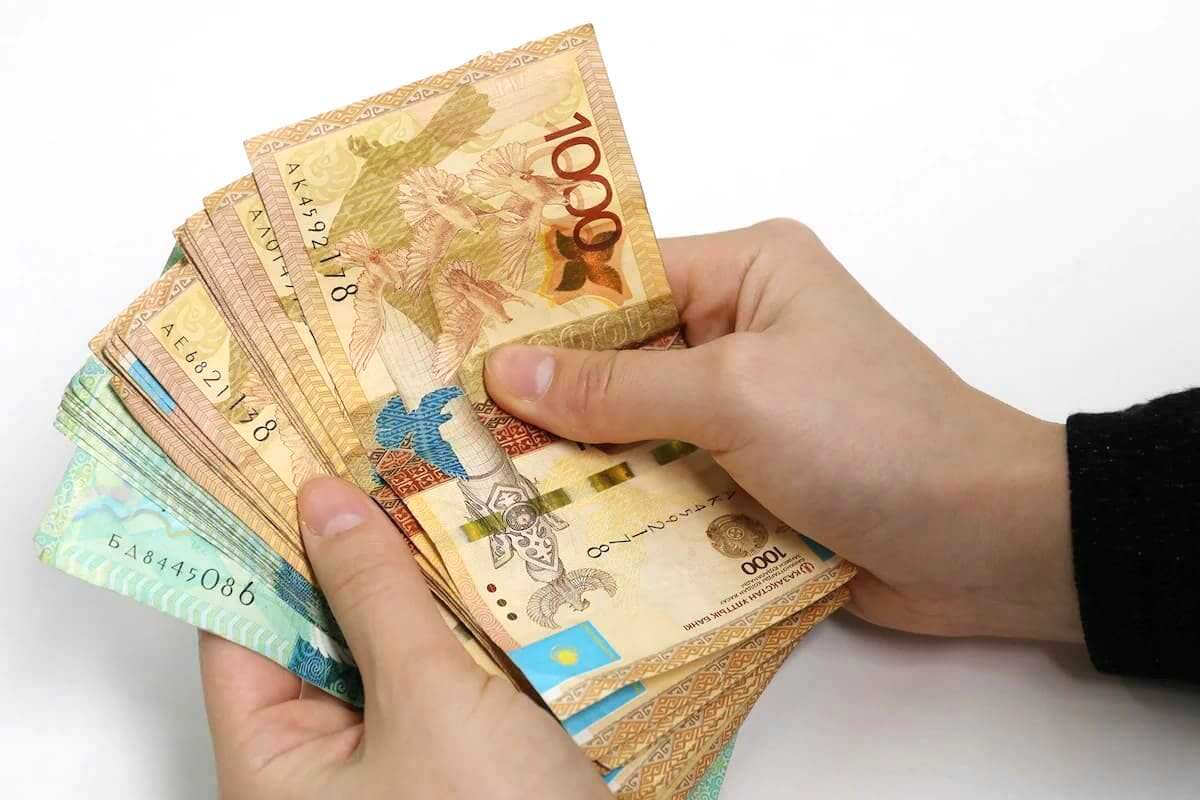 Медианная зарплата  в Казахстане оказалась ниже средней на 115 тысяч тенге
