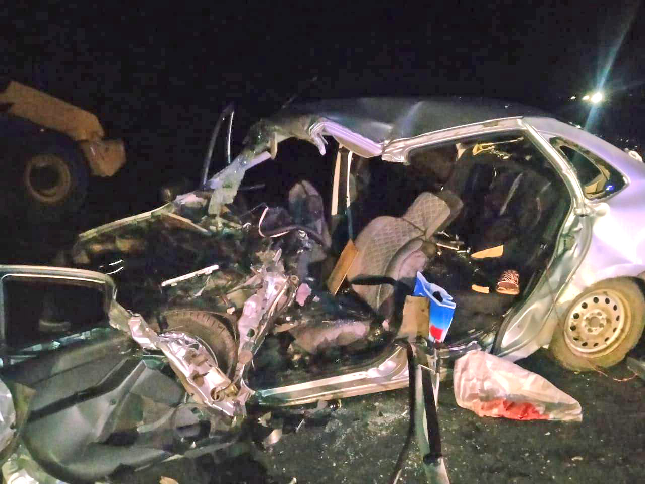 Lada Granta влетела  в дорожный каток:  4 человека погибли