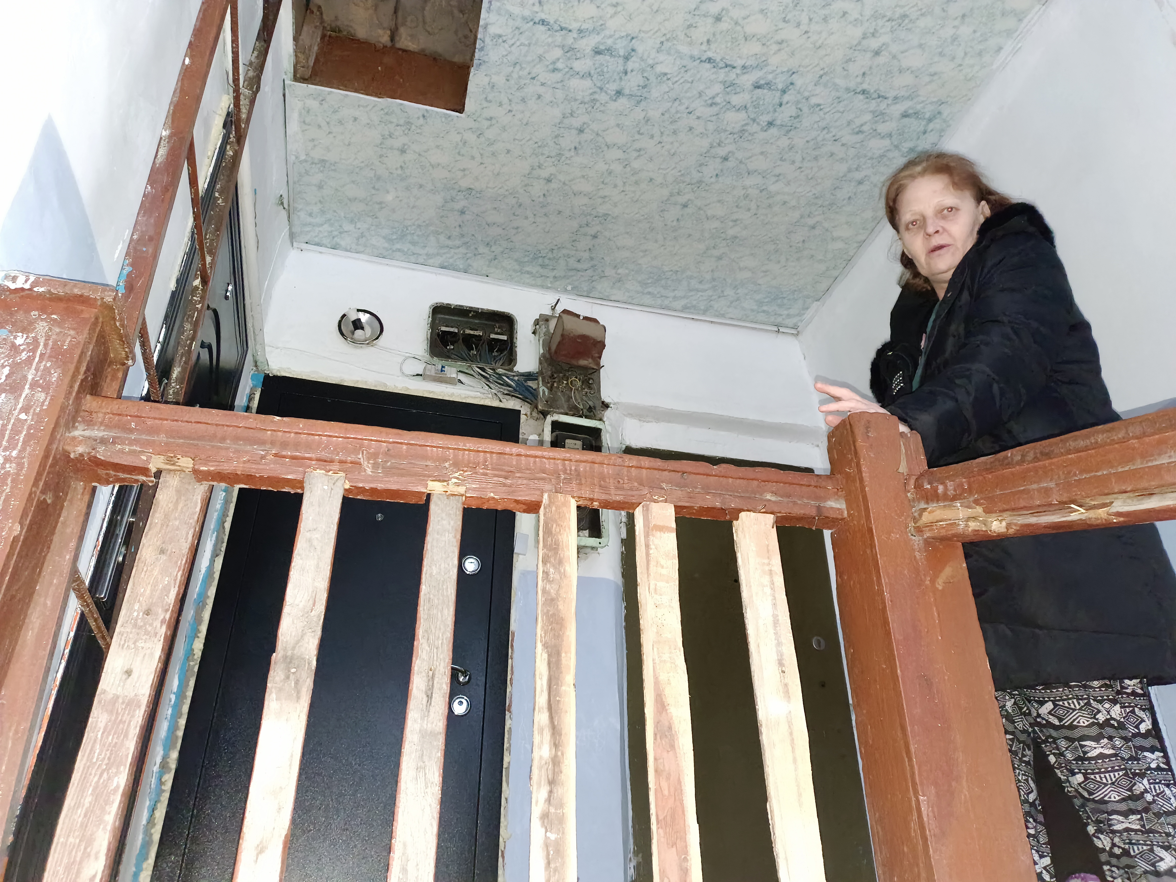 Лестница с актюбинкой рухнула в жилом доме