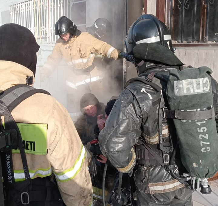 Спасатели эвакуировали людей из горевшего здания