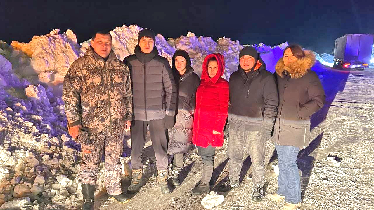 Сотни замерзающих людей помогали спасать на трассе актюбинские волонтеры