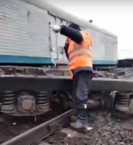 Несколько вагонов грузового поезда сошли с рельсов в Актюбинской области