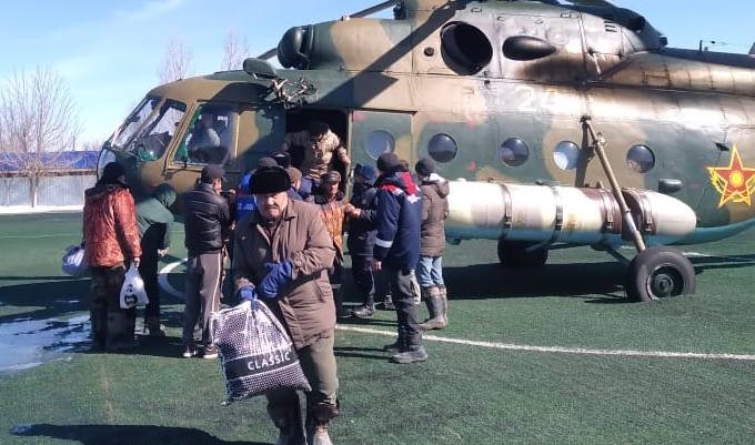 Жителей двух сел эвакуировали на вертолетах из мест затопления в Актюбинской области
