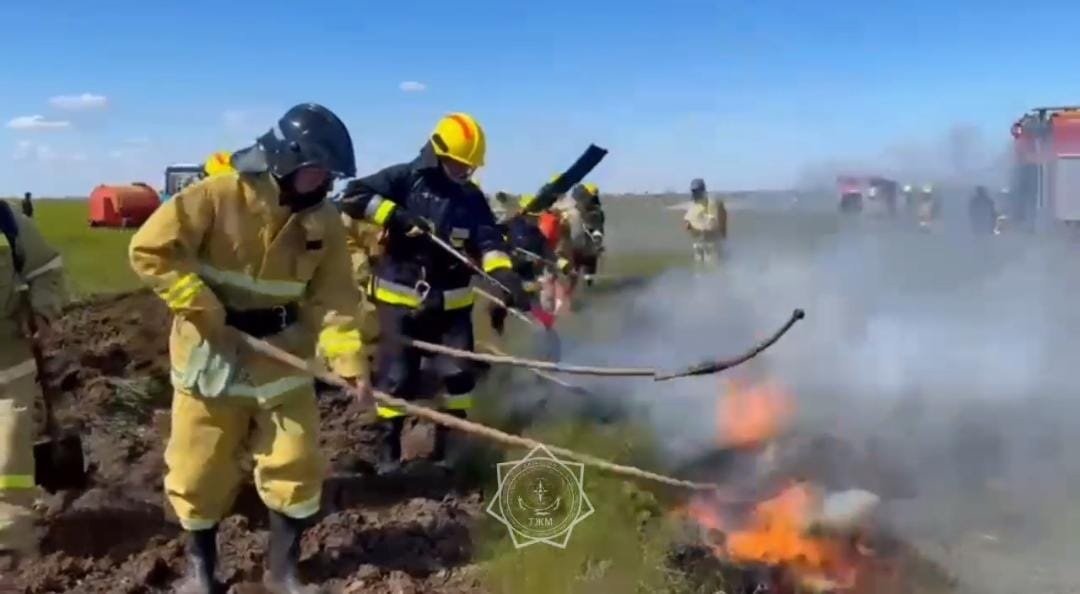 В Актобе прошли тактико-специальные учения по тушению лесостепных пожаров