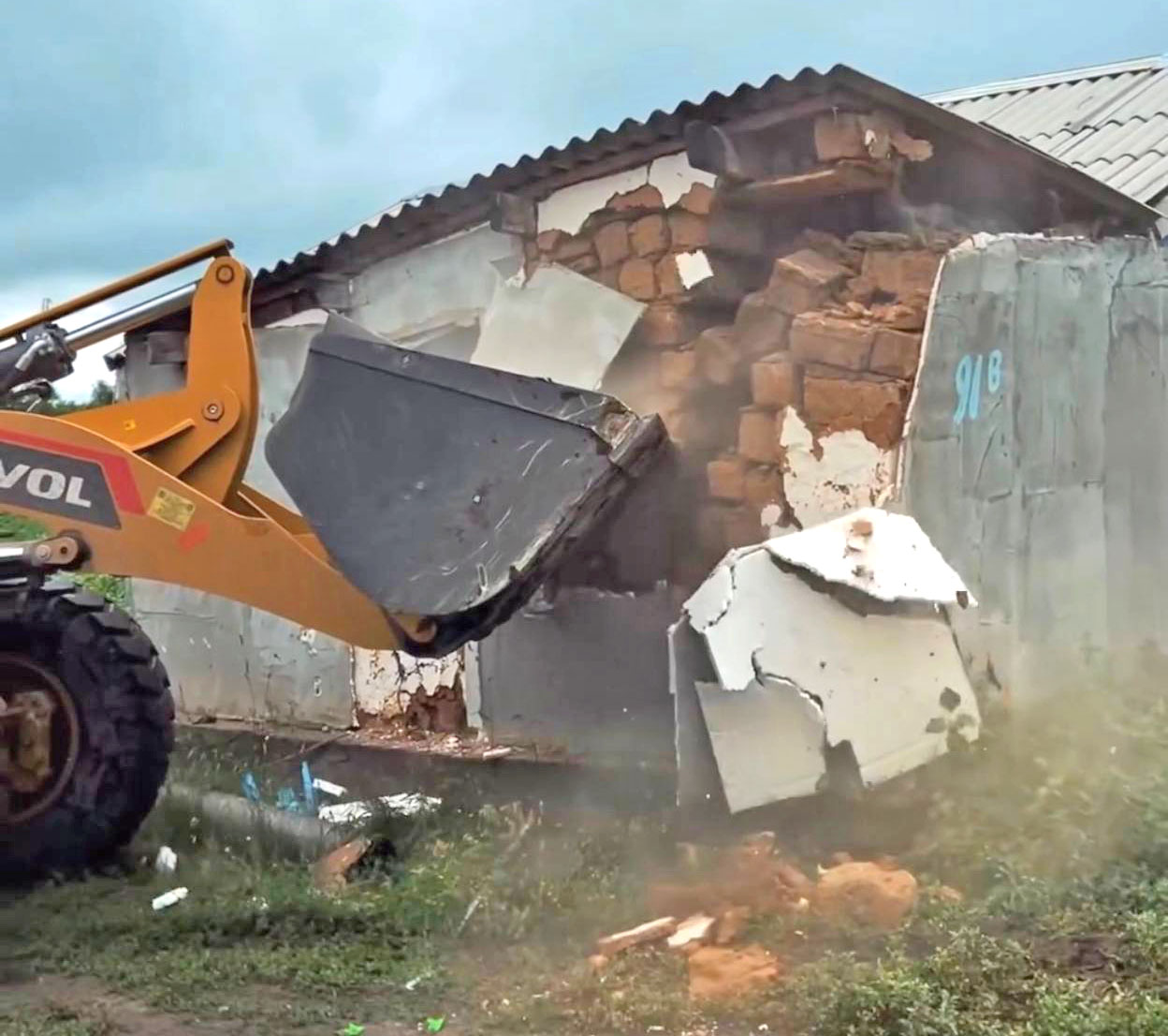 В Актобе демонтируют дома, признанные аварийными из-за паводка