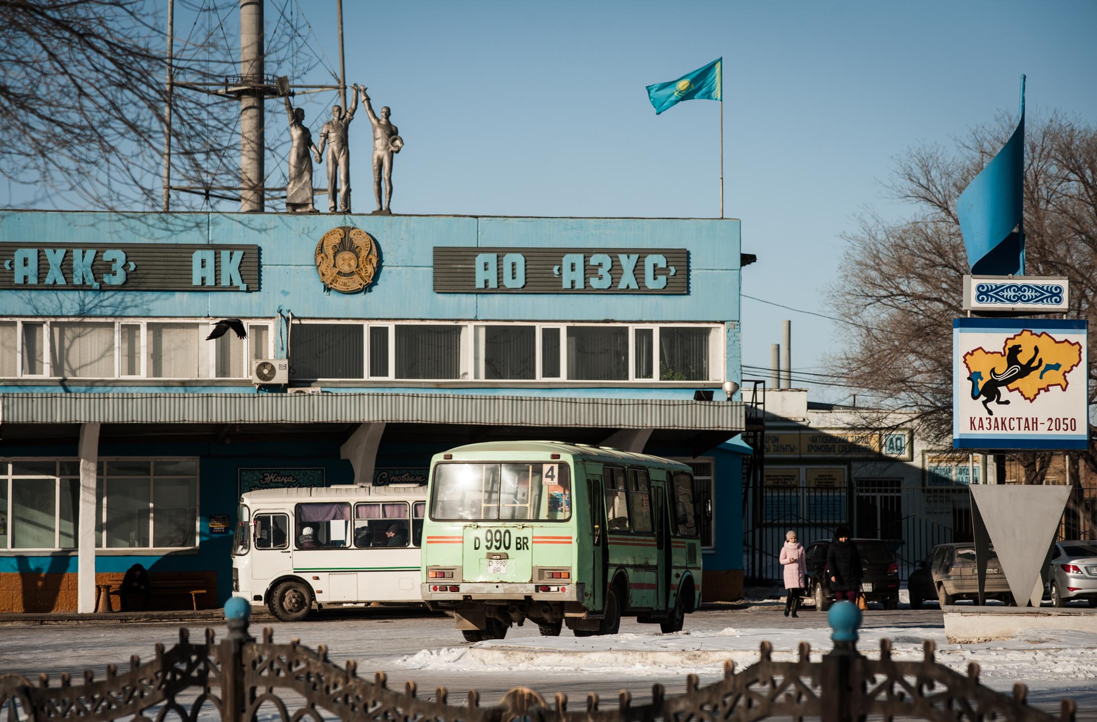 Крупный завод в Актобе обвинили в экономии на здоровье горожан