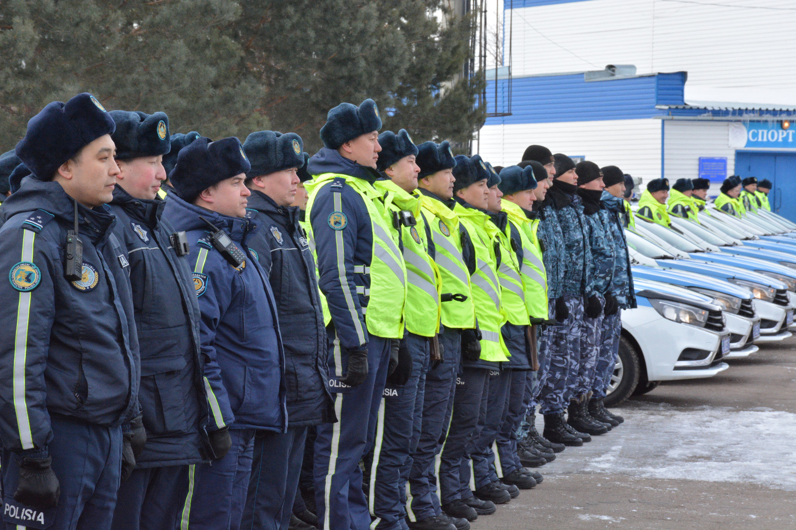 Актюбинка протащила полицейского на капоте