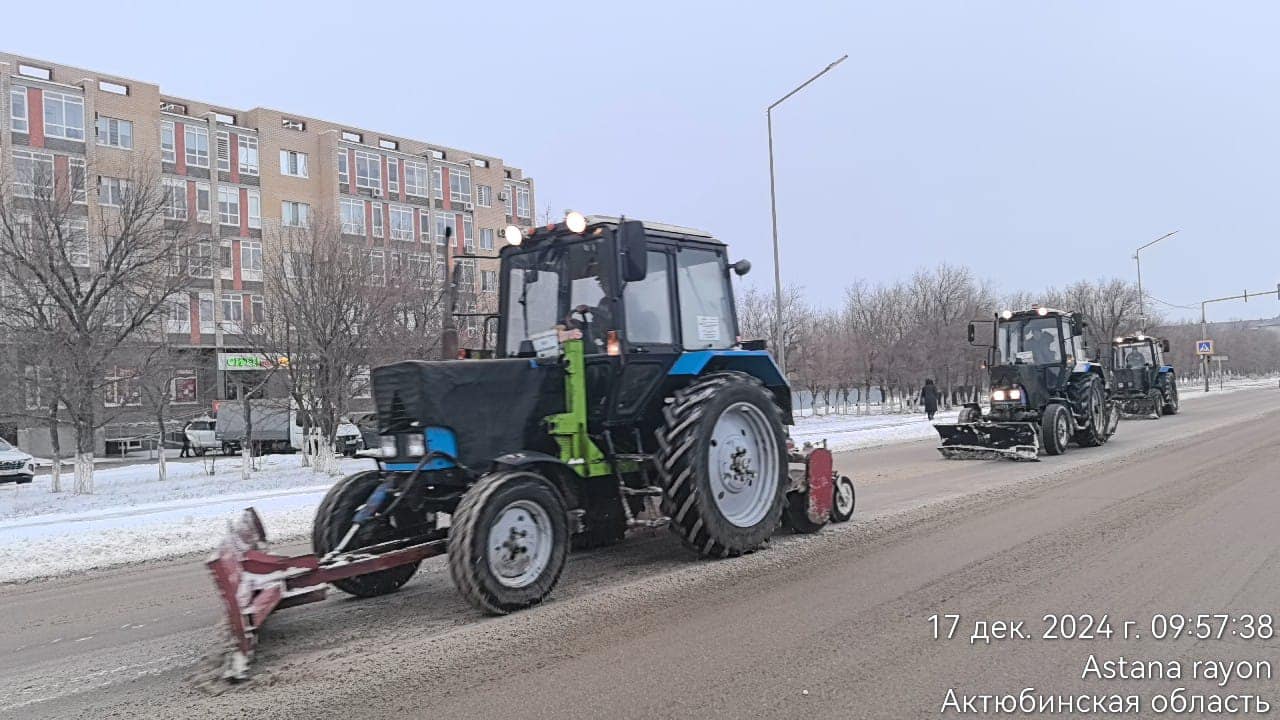 Актобе поделили на 24 участка, на уборку снега отправили 150 самосвалов