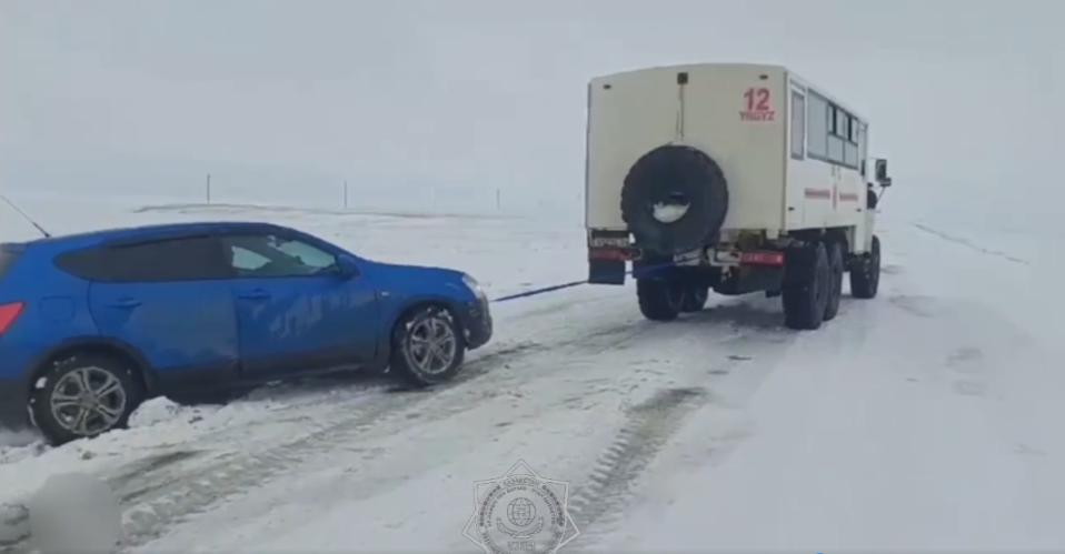 В Актюбинской области спасатели вызволили 12 человек из снежного плена