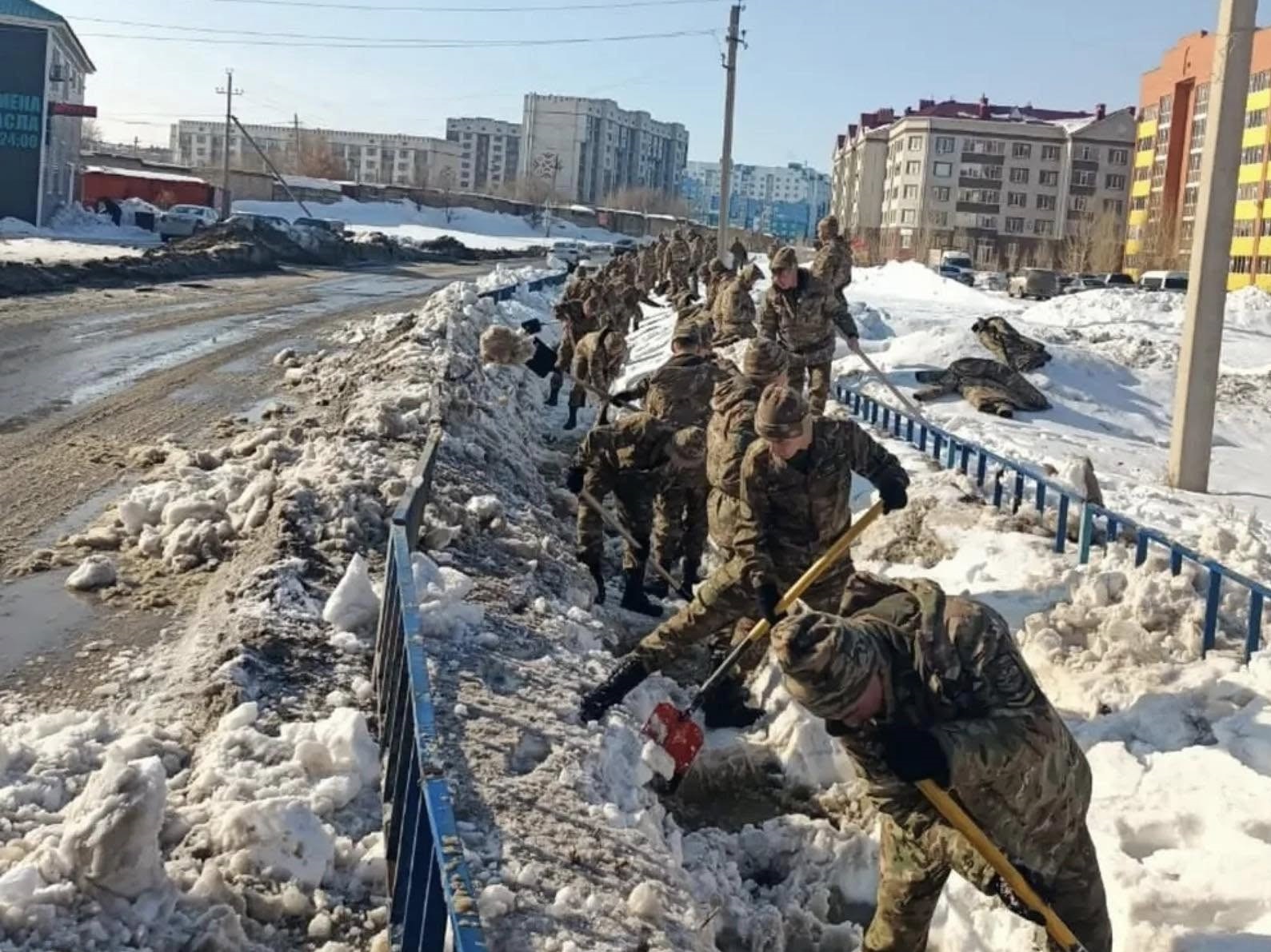 Военные очищают арыки в Актобе