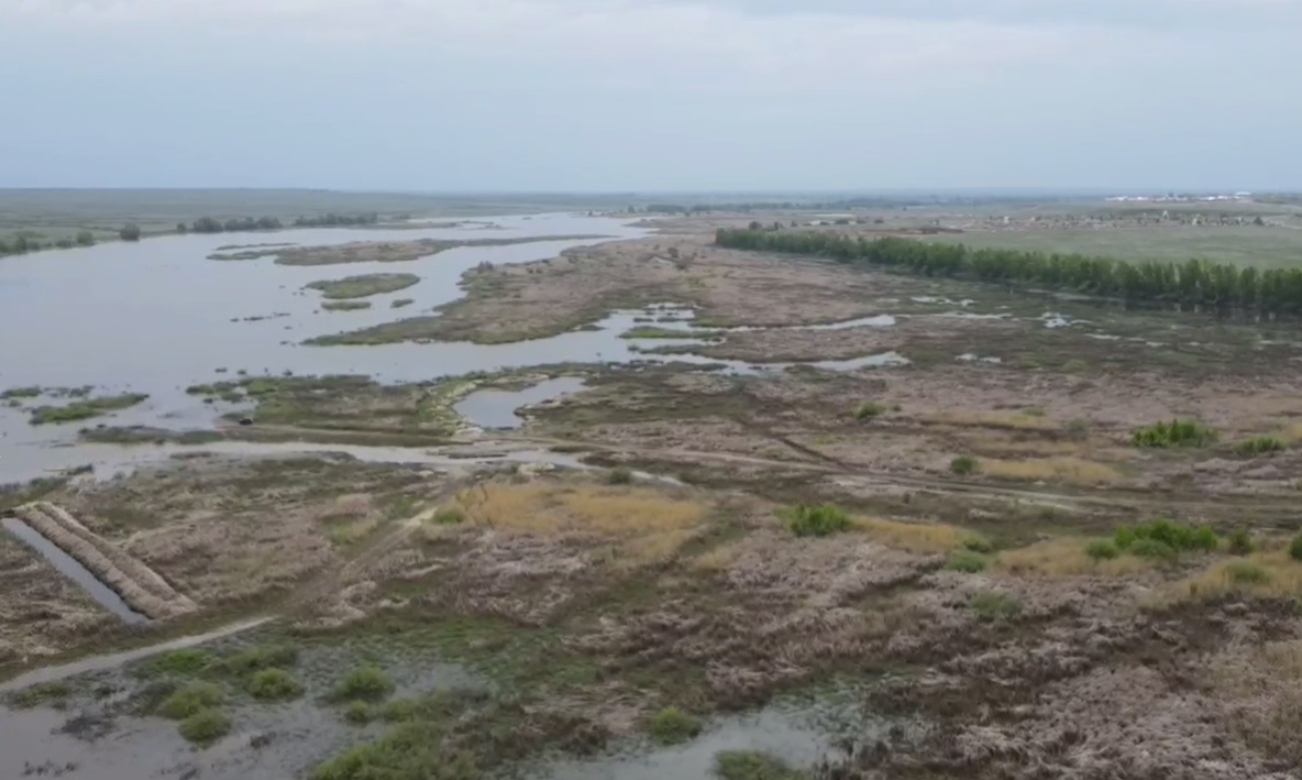 Актюбинское море осушили, дно превратили в карьер для добычи песка