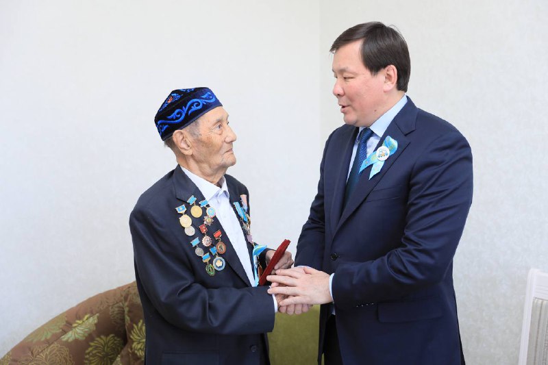 80 лет Победы: глава региона наградил тружеников тыла юбилейными медалями