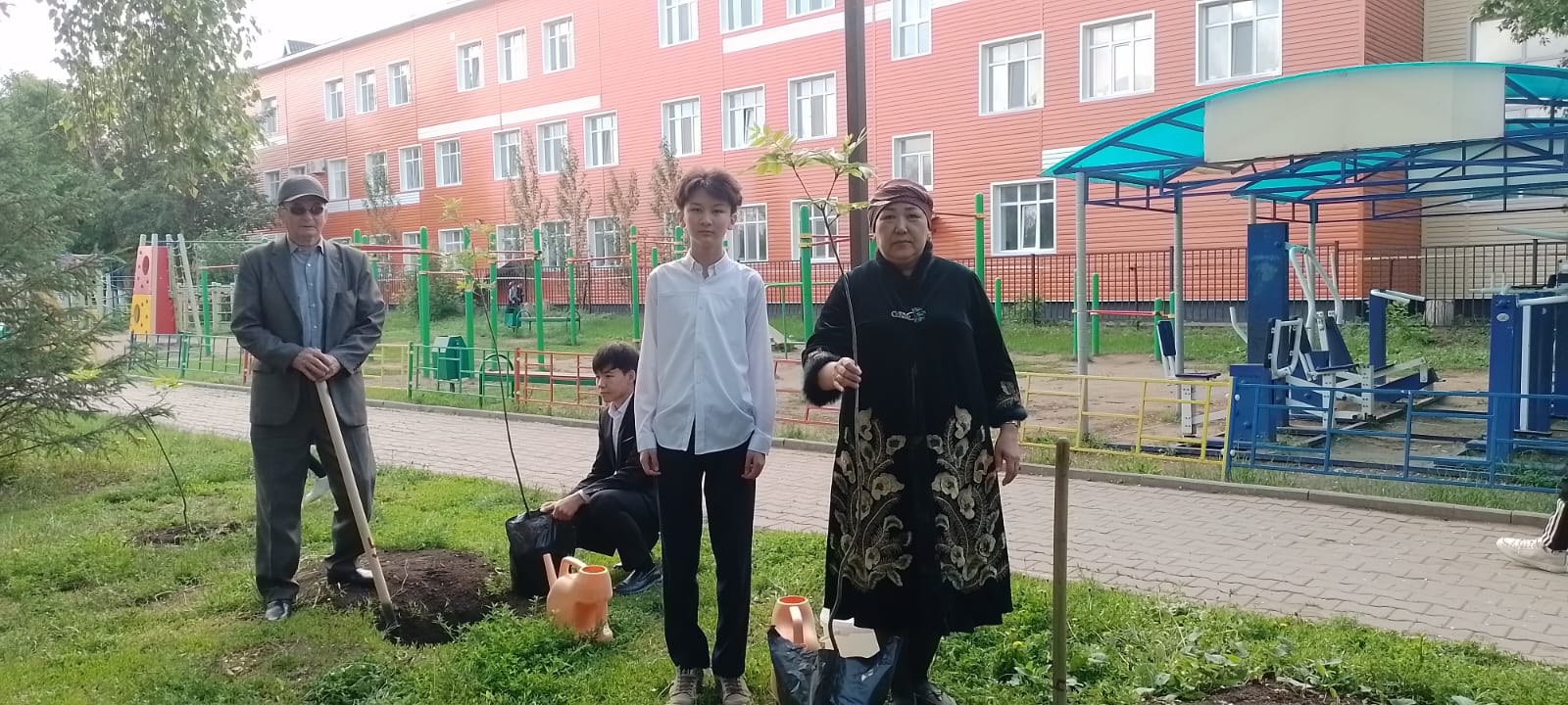 В парке «Женис» прошла акция «Отбасы ағашы»