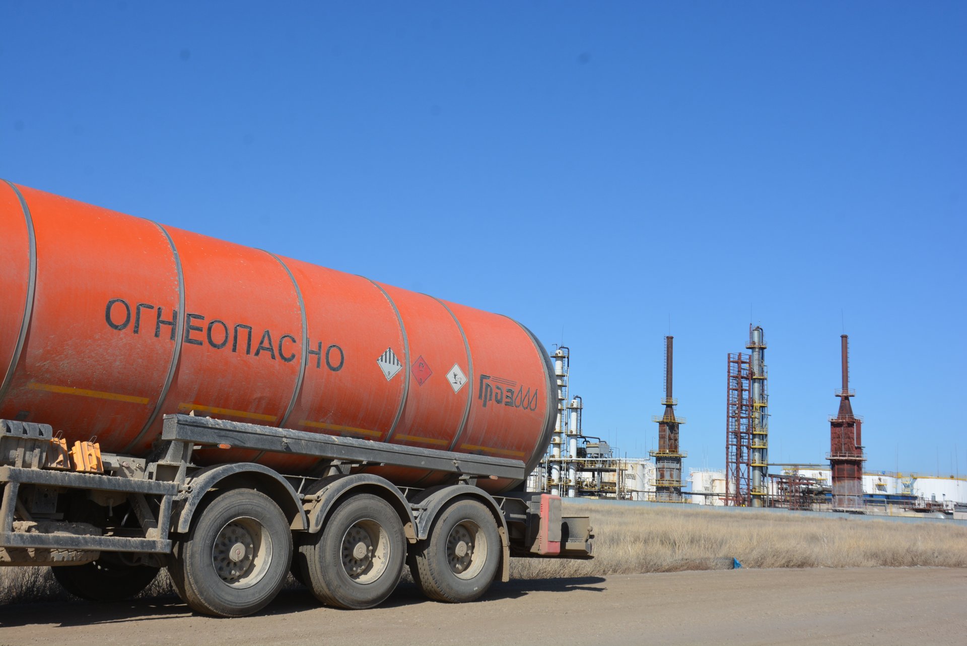 Нефтезавод травит воздух в Актобе: экологи поднимут дроны