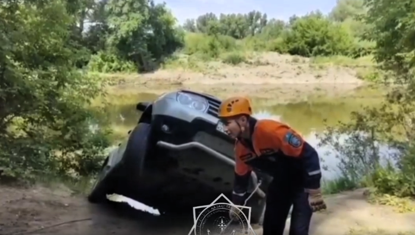 Авто над обрывом в Актобе