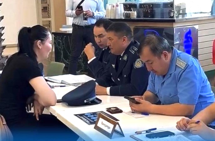 В Актобе полиция, прокуратура и ДЭР начали прием жалоб прямо в ТРЦ «Керуен Сити»