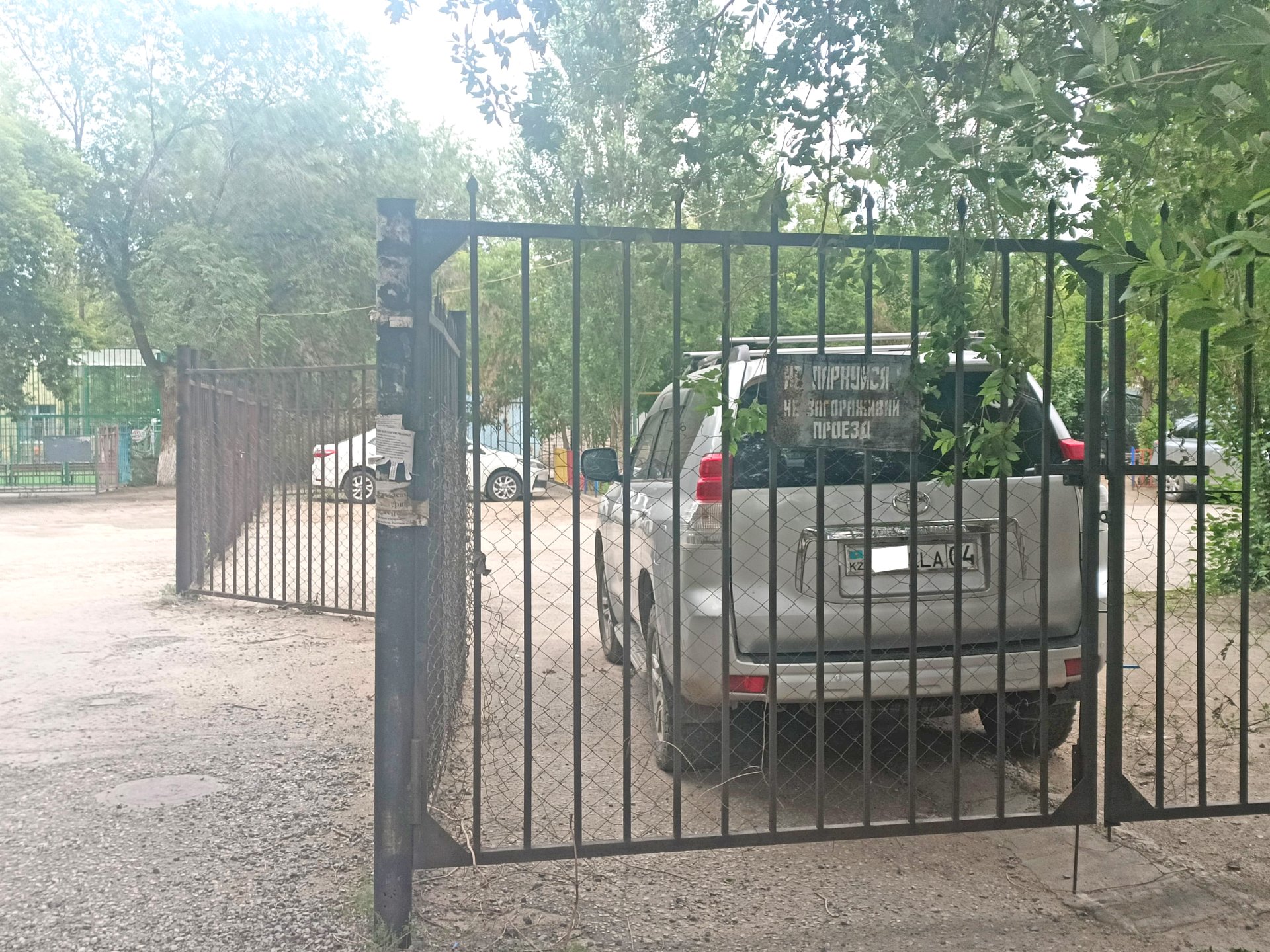 Ни пройти, ни проехать: Актобе превратили в город заборов и шлагбаумов