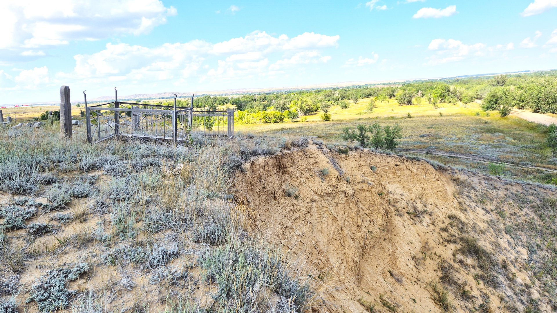 Кладбище сползает в обрыв: останки усопших могут выпасть из могил
