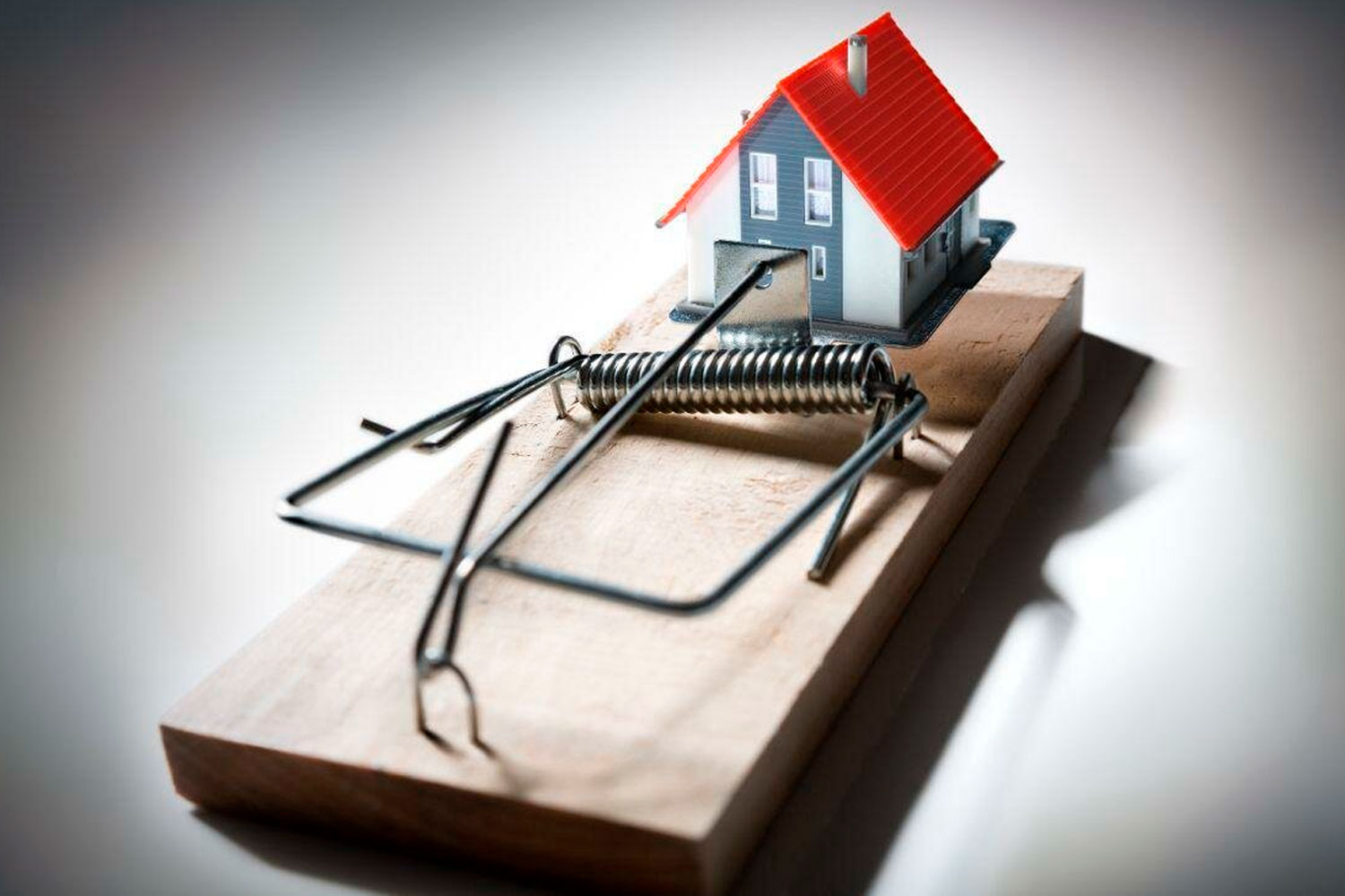 В Актобе аферист обманул 15 человек, сдавая несуществующие квартиры