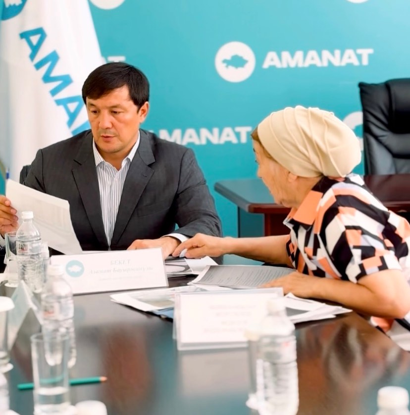 Аким города провел прием жителей по личным вопросам