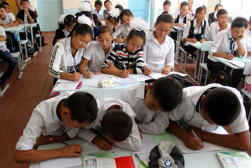 Когда в Актобе решат проблему с трехсменными школами