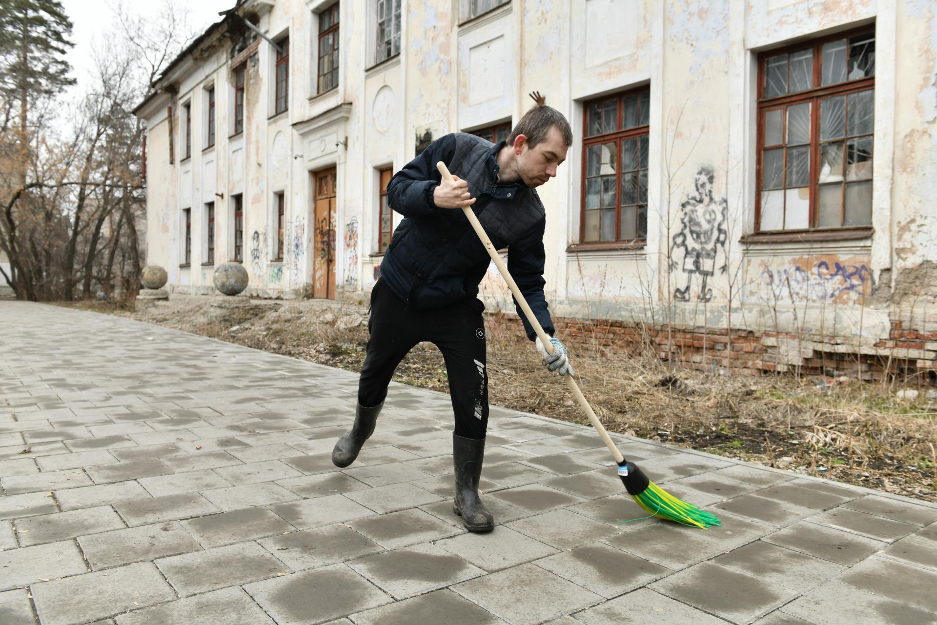 Акимат Актобе предупреждает: бросил мусор - пойдешь мести улицы!
