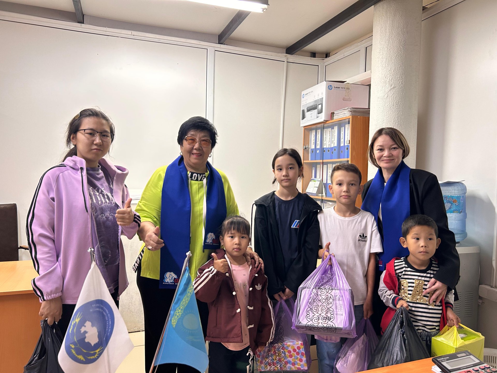 «Дорога в школу»: более 200 детей в Актобе получили подарки к началу учебного года