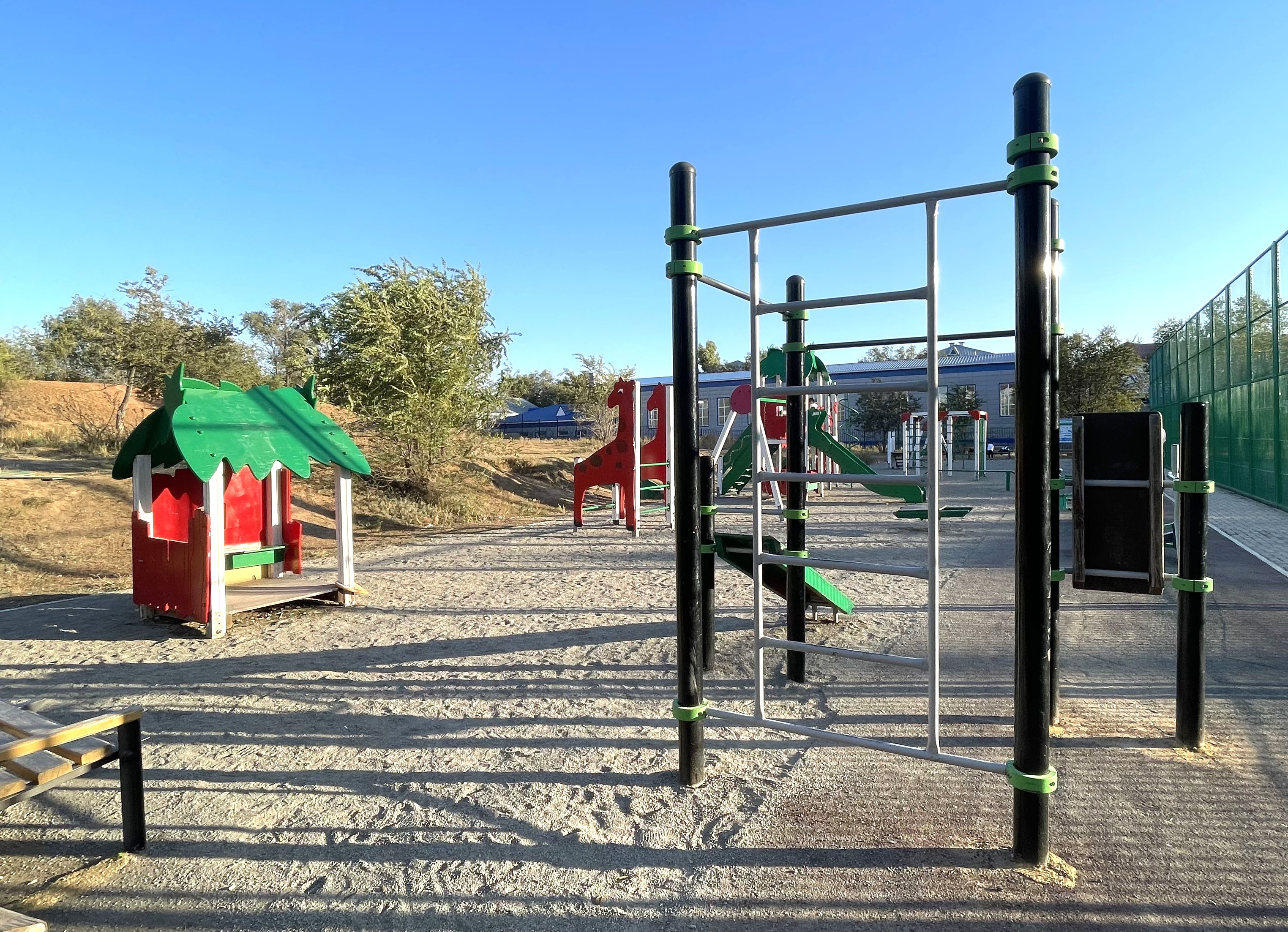 Сквер за городским акиматом начали ремонтировать в Актобе