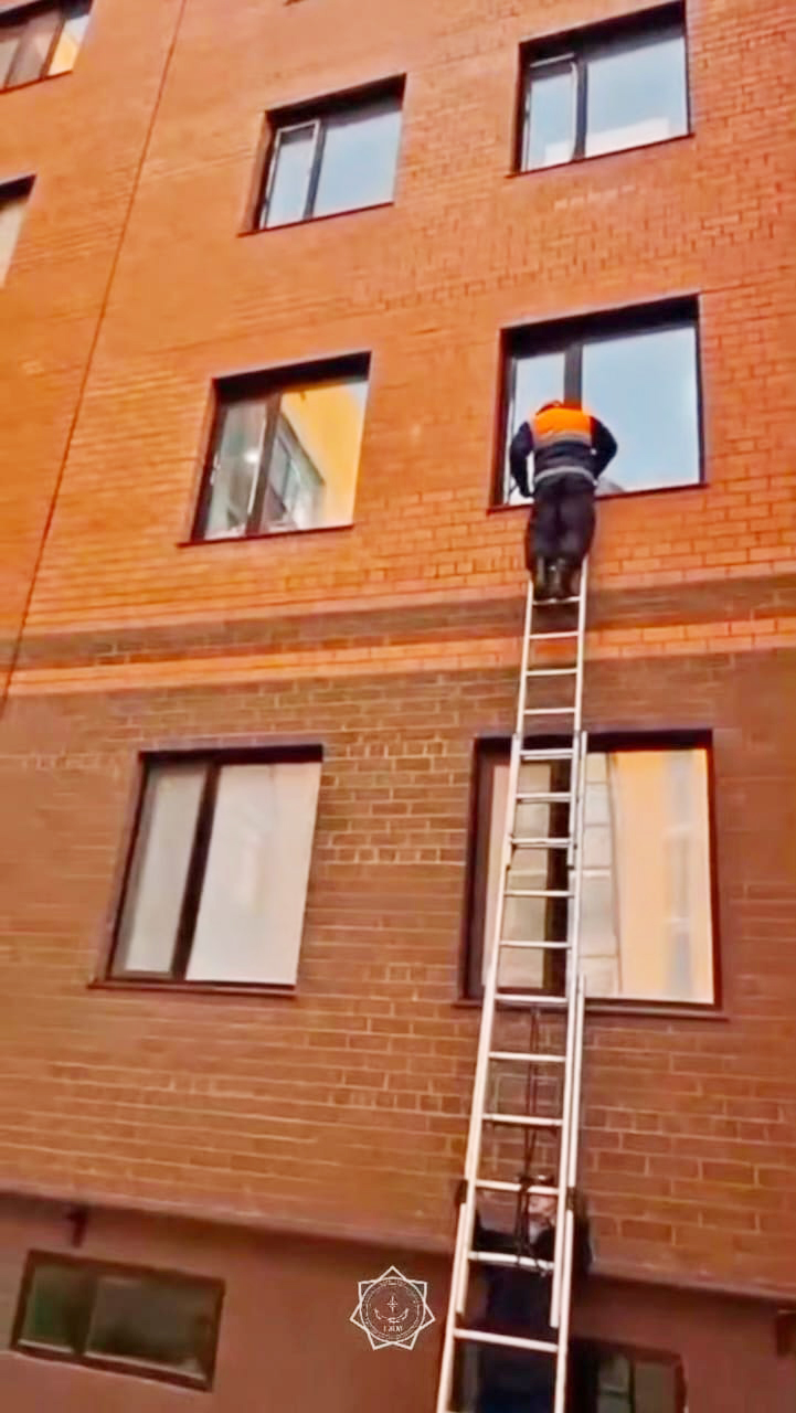 Спасатели освободили малышей из запертой квартиры