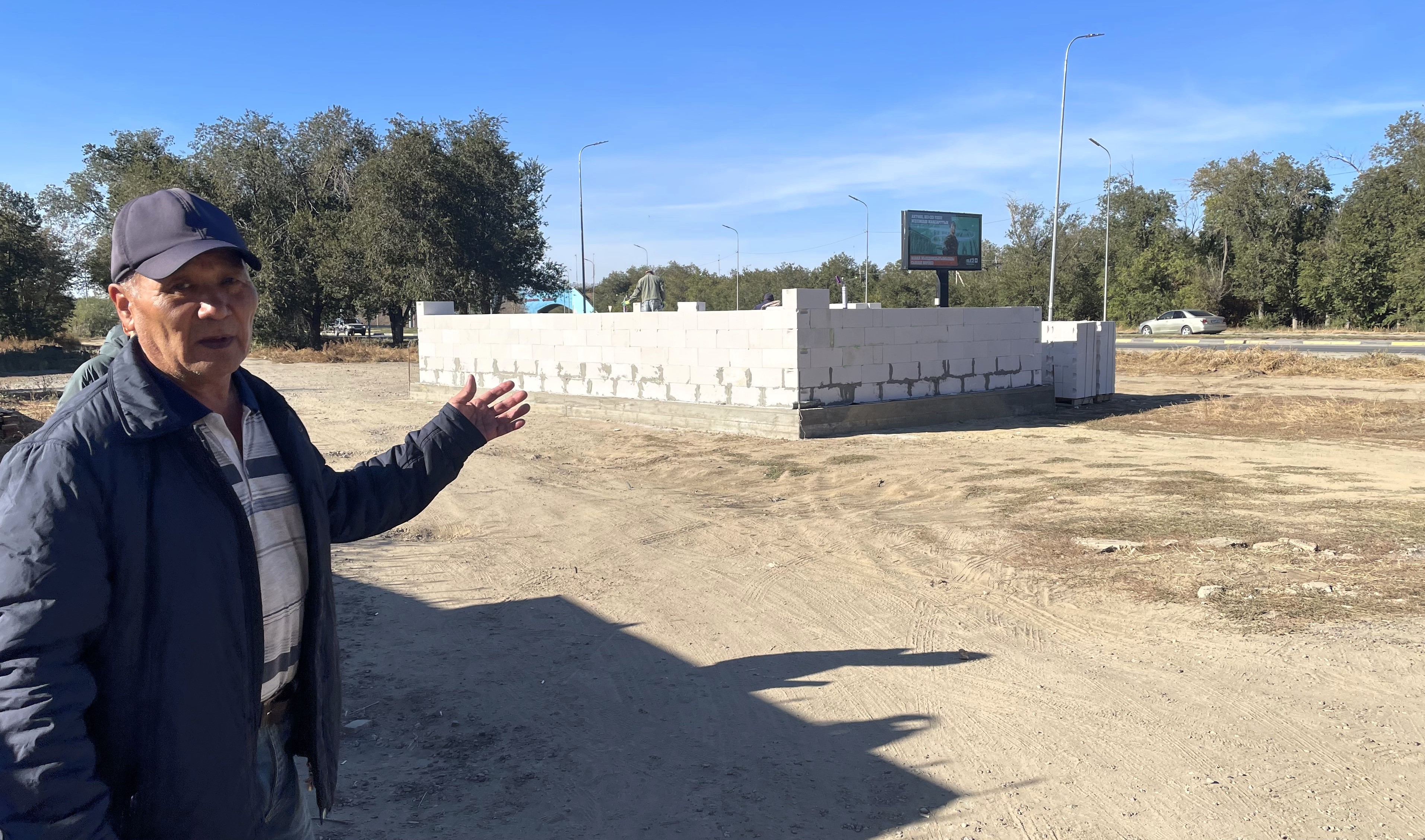 «Детскую площадку нельзя, а дом можно?»: актюбинцы возмущены стройкой прямо  у своих заборов