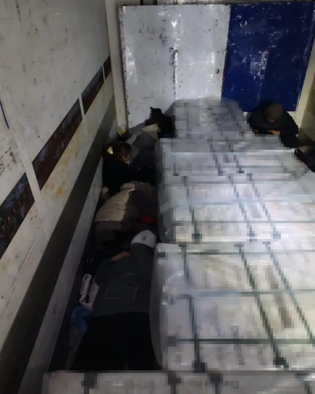 Нелегалы прятались среди стройматериалов