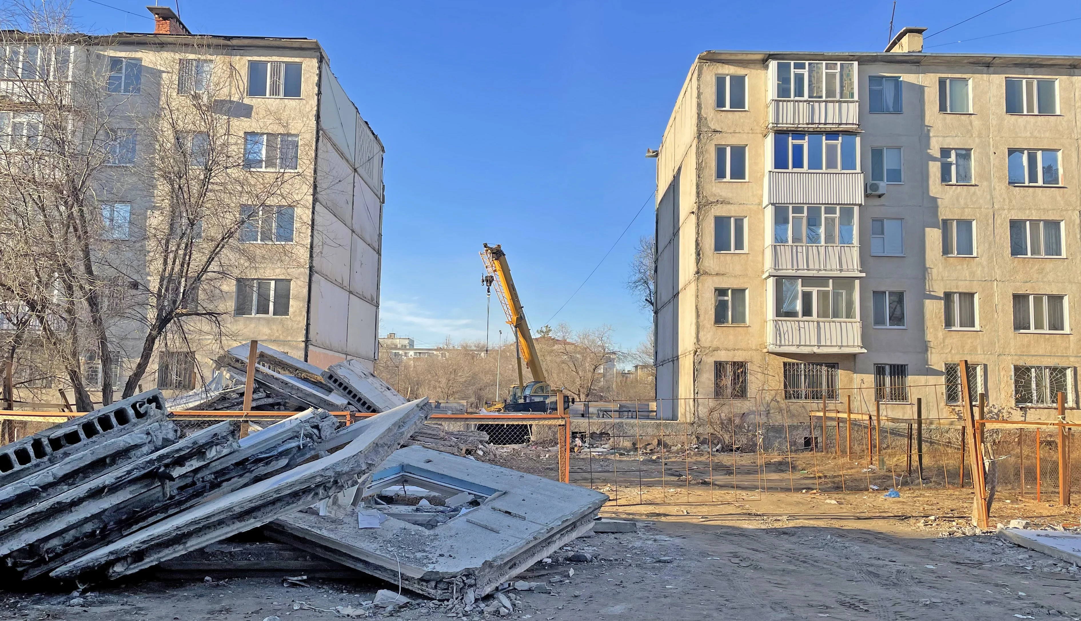 Взрыв в жилом доме Актобе: разрушенный подъезд демонтировали
